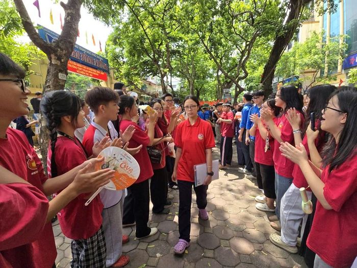 Thí sinh được cổ vũ, reo hò động viên bởi các tình nguyện viên
