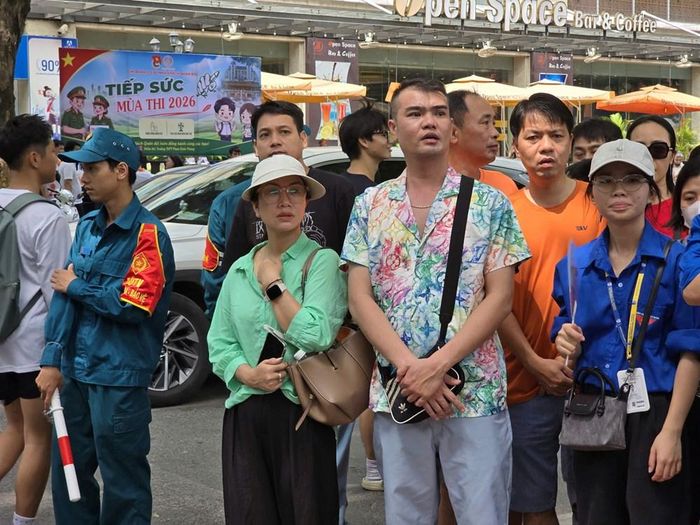 Nhiều phụ huynh lo lắng khi chờ đợi
