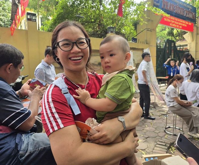 Chị Vũ Thùy Linh, một phụ huynh, cho biết con trai chị thi hôm nay nhưng chị không thấy áp lực và cũng không tạo áp lực cho con trước kì thi