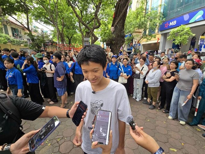 Tống Vũ Dũng (học sinh trường THCS Xuân La) là thí sinh đầu tiên bước ra cánh cổng trường Phan Đình Phùng sau buổi thi đầu tiên