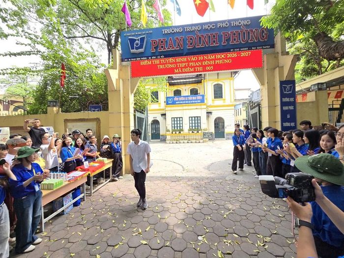 Sau đó là các thí sinh khác hoàn thành bài thi và ra sớm