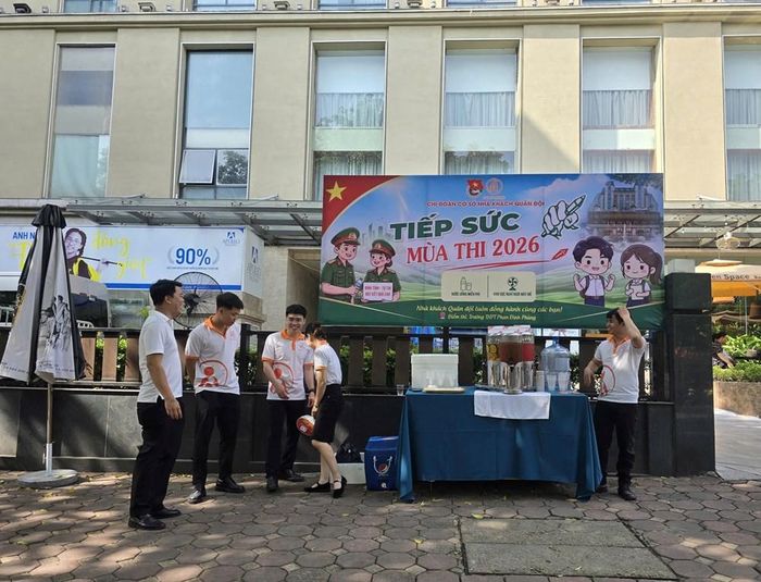 Tình nguyện viên đến từ rất sớm để hỗ trợ cả vật chất lẫn động viên tinh thần cho thí sinh