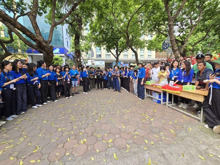 Trước cổng trường Phan Đình Phùng, đông đảo tình nguyện viên sẵn sàng hỗ trợ phụ huynh và thí sinh