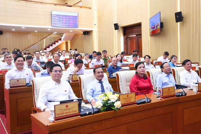 Lãnh đạo tỉnh và các đại biểu thống nhất nhiều chính sách quan trọng nhằm thúc đẩy đầu tư, phát triển nông nghiệp, nhà ở xã hội và các lĩnh vực văn hóa, thể thao