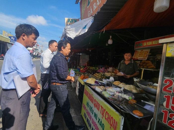 Đoàn kiểm tra an toàn thực phẩm điểm bán thức ăn tại chợ Phước Yên, tỉnh Vĩnh Long