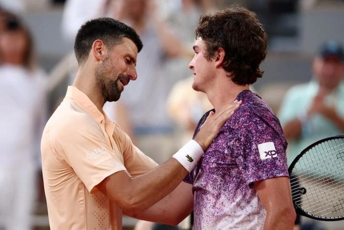 Djokovic chúc mừng Fonseca sau trận đấu