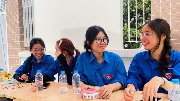 Đội tình nguyện viên ngồi đợi các em thi xong