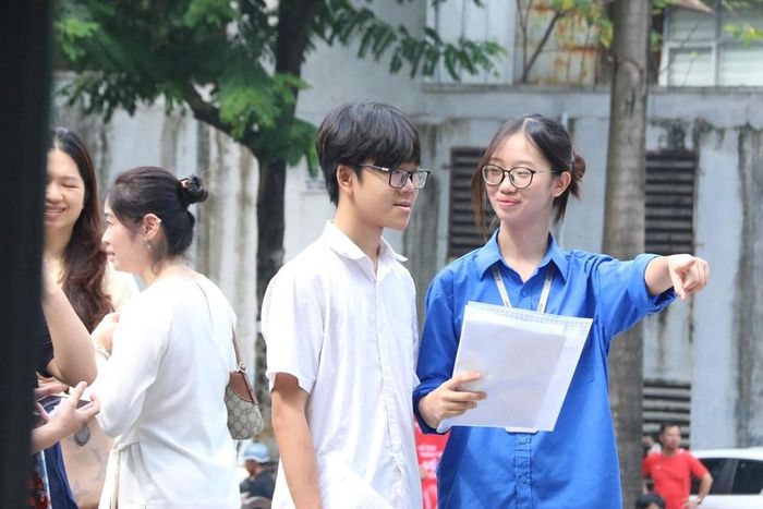 Các thí sinh được tình nguyện viên hướng dẫn vào phòng thi