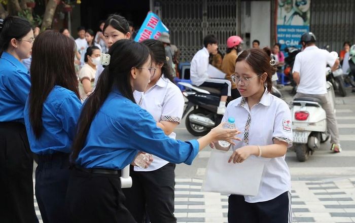 Thí sinh được nhận nước từ tình nguyện viên