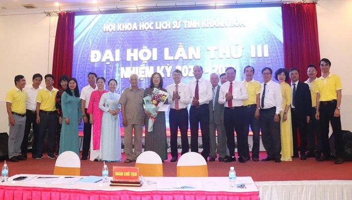 Phó Chủ tịch UBND tỉnh Khánh Hòa Nguyễn Thanh Hà tặng hoa chúc mừng Ban Chấp hành Hội Khoa học Lịch sử tỉnh Khánh Hòa nhiệm kỳ 2026 - 2031