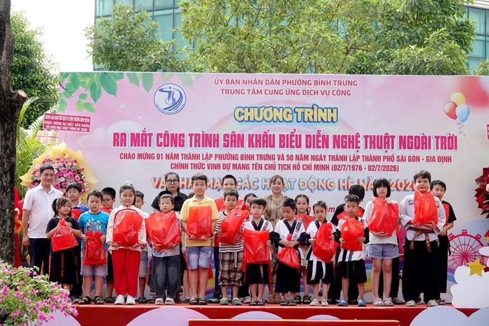 Phường Bình Trưng tặng quà đến các em thiếu nhi trên địa bàn. Ảnh: Thúy Bình