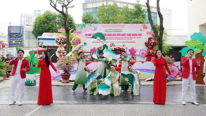 Chương trình biểu diễn nghệ thuật phục vụ của các nghệ sĩ, diễn viên Nhà hát Ca múa nhạc dân tộc Bông Sen. Ảnh: Thúy Bình