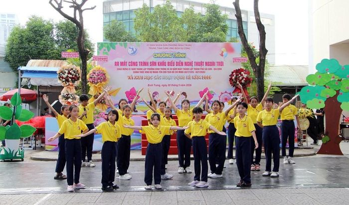 Thiếu nhi tham gia biểu diễn tại công trình sân khấu mới. Ảnh: Thùy Trang