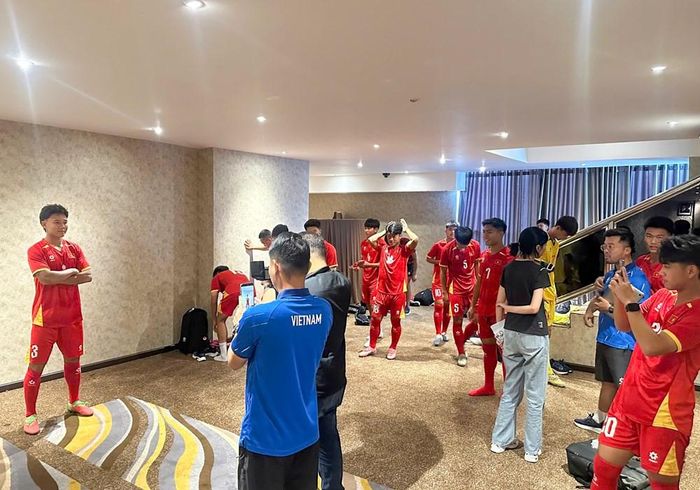 Các cầu thủ thực hiện buổi chụp hình truyền thông cho Ban Tổ chức giải