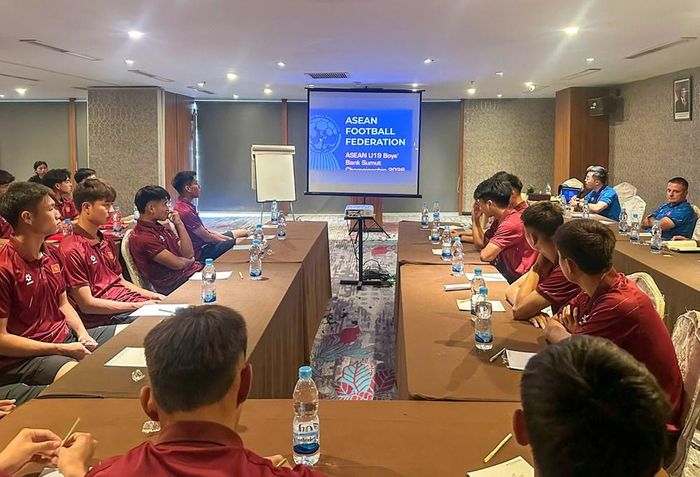 Toàn đội tham dự cuộc họp của AFF về phòng chống tiêu cực trong trong đá và bảo vệ cầu thủ trẻ
