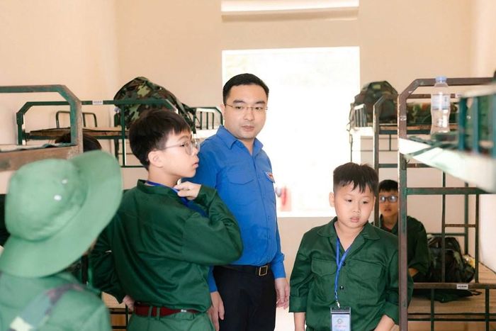 Tập làm chiến sĩ giúp thanh thiếu nhi rèn luyện tính kỷ luật, tự lập và kỹ năng sống. Ảnh: Tỉnh đoàn Nghệ An