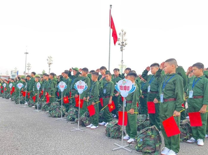 Các “chiến sĩ nhí” hào hứng chuẩn bị bước vào rèn luyện trong môi trường quân ngũ