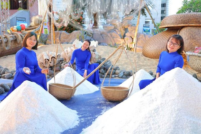 Nghề làm muối Sa Huỳnh được tái hiện sinh động tại triển lãm, thu hút sự quan tâm của đông đảo người dân và du khách