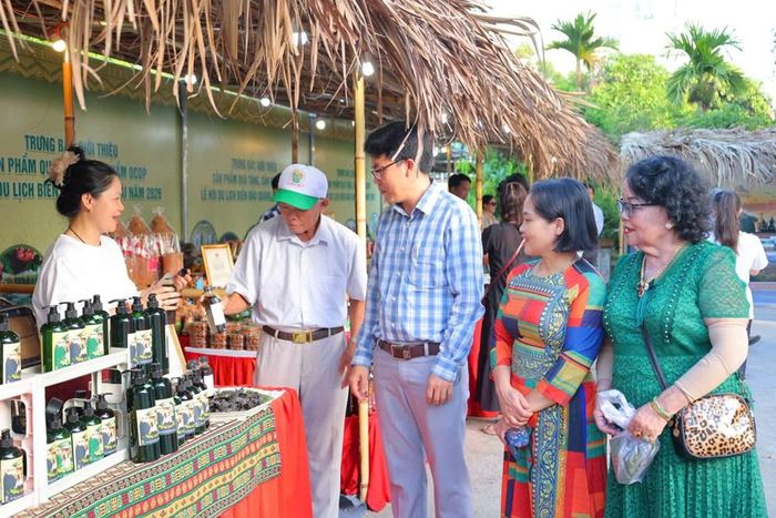 Các sản phẩm OCOP tiêu biểu của địa phương được giới thiệu tại triển lãm, thu hút sự quan tâm của người dân và du khách