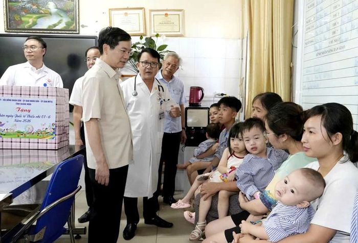 Ông Vũ Quyết Tiến, Chủ tịch Ủy ban MTTQ tỉnh cũng đến Bệnh viện Đa khoa tỉnh để động viên các em nhỏ đang điều trị