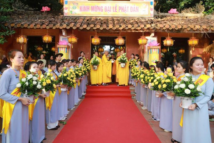 Hàng nghìn Tăng ni, Phật tử và đông đảo người dân, du khách đã đến tham dự nghi lễ tại chùa Diệu Đế