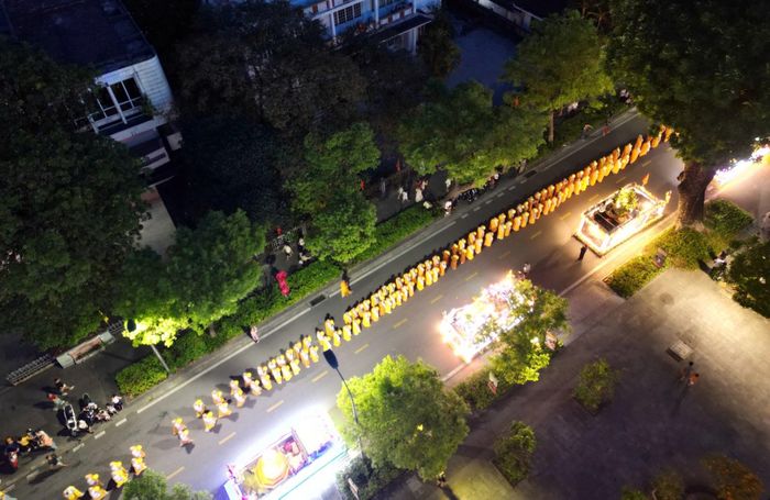 Đoàn rước bộ và xe hoa trang trí diễu hành đoạn qua đường Lê Lợi ven bờ Nam sông Hương