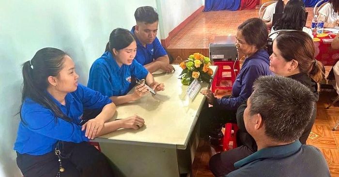 Các đoàn viên thanh niên hỗ trợ thao tác trên các nền tảng số, hướng dẫn người dân tiếp cận dịch vụ công trực tuyến và các ứng dụng phục vụ chuyển đổi số