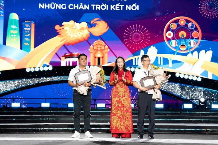 Phó Chủ tịch UBND TP. Đà Nẵng Nguyễn Thị Anh Thi, Trưởng ban tổ chức DIFF 2026 trao kỷ niệm chương cho hai đội pháo hoa Đà Nẵng (Việt Nam) và Trung Quốc tranh tài trong đêm khai mạc