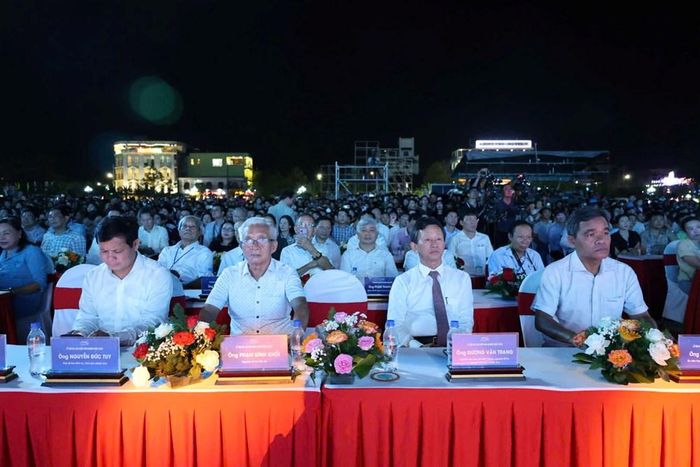 Đông đảo lãnh đạo, đại biểu, người dân và du khách tham dự đêm khai mạc Lễ hội Du lịch Biển đảo Quảng Ngãi 2026