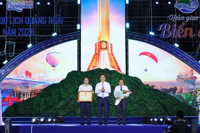 Nghi thức trao Bằng chứng nhận của Bộ VHTTDL đối với Di sản văn hóa phi vật thể quốc gia Lễ hội Cầu ngư Sa Huỳnh diễn ra trang trọng tại lễ khai mạc