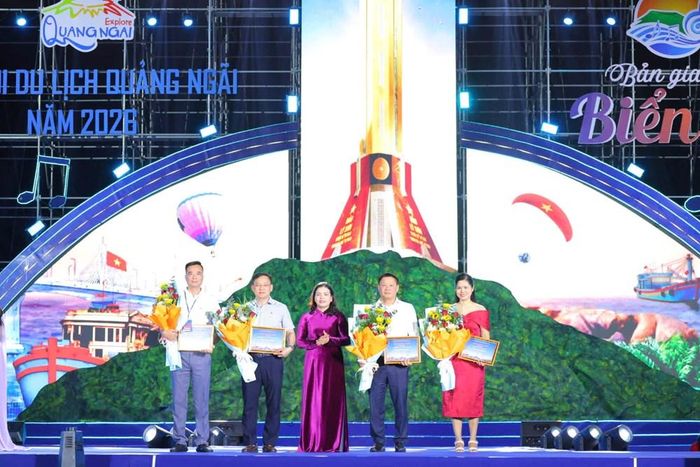 Lãnh đạo tỉnh Quảng Ngãi ghi nhận, tri ân sự đồng hành của các doanh nghiệp, đơn vị tài trợ cho chuỗi hoạt động lễ hội