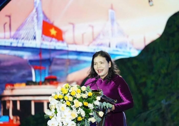 Phó Chủ tịch Thường trực UBND tỉnh Quảng Ngãi Y Ngọc phát biểu khai mạc Lễ hội Du lịch Biển đảo Quảng Ngãi năm 2026