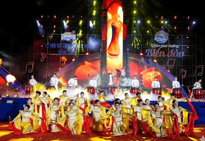 Hình ảnh văn hóa Sa Huỳnh, đảo Lý Sơn và đời sống cư dân ven biển được tái hiện sinh động trên sân khấu