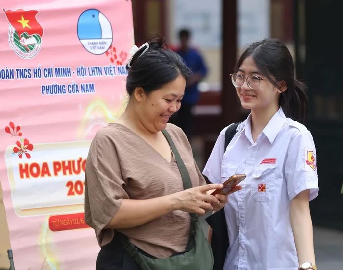 Thí sinh tới điểm thi Trường THPT Trần Phú - Hoàn Kiếm từ rất sớm để dự thi môn đầu tiên