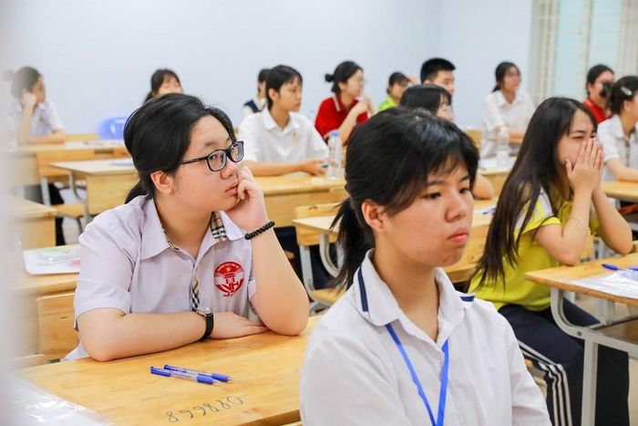 Thí sinh tại Điểm thi trường THPT Đoàn Kết - Hai Bà Trưng (phường Bạch Mai) trước khi bước vào môn thi đầu tiên kỳ thi tuyển sinh lớp 10 Trung học phổ thông công lập năm học 2026 - 2027. Ảnh: Khánh Hòa - TTXVN