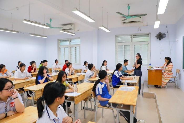 Thí sinh tại Điểm thi trường THPT Đoàn Kết - Hai Bà Trưng (phường Bạch Mai) trước khi bước vào môn thi đầu tiên kỳ thi tuyển sinh lớp 10 Trung học phổ thông công lập năm học 2026 - 2027. Ảnh: Khánh Hòa - TTXVN