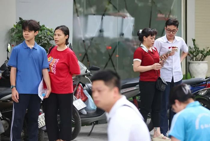 Thí sinh tới điểm thi Trường THPT Trần Phú - Hoàn Kiếm từ rất sớm để dự thi môn đầu tiên. Ảnh: Thanh Tùng - TTXVN