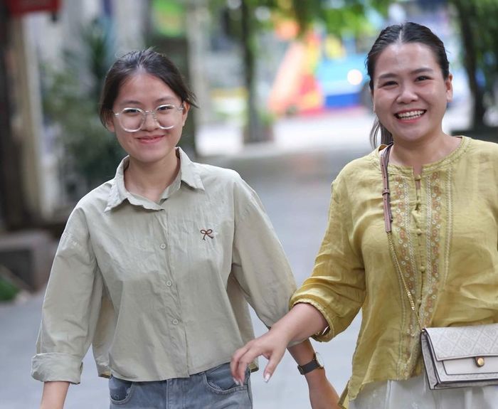 Người thân động viên thí sinh vững tin, làm tốt bài thi