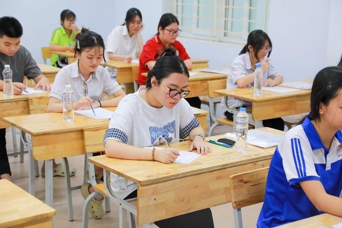 Thí sinh điền thông tin vào giấy nháp trước trước khi chuẩn bị bắt đầu môn thi đầu tiên kỳ thi tuyển sinh lớp 10 Trung học phổ thông công lập năm học 2026 - 2027. Ảnh: Khánh Hòa - TTXVN