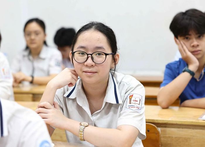 Thí sinh tại Phòng thi môn thi Ngữ văn tại trường THPT Trần Phú. Ảnh: Thanh Tùng - TTXVN