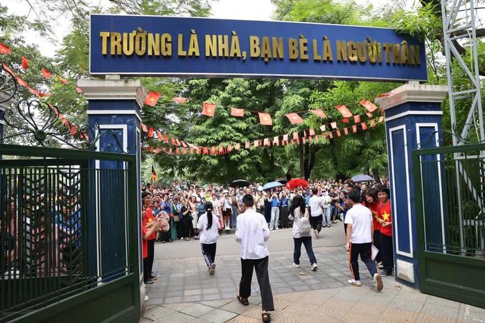 Thí sinh hoàn thành môn thi đầu tiên tại điểm thi Trường THPT Trần Nhân Tông