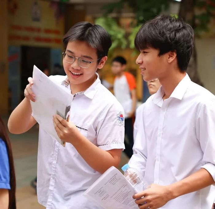 Thí sinh tự tin, phấn khởi hoàn thành môn thi đầu tiên tại điểm thi Trường THPT Trần Nhân Tông