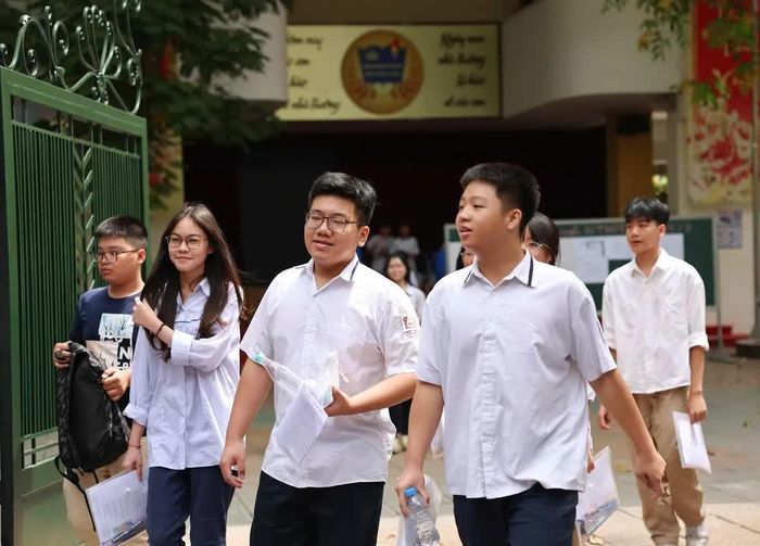 Thí sinh trao đổi sau khi hoàn thành môn thi đầu tiên tại điểm thi Trường THPT Trần Nhân Tông
