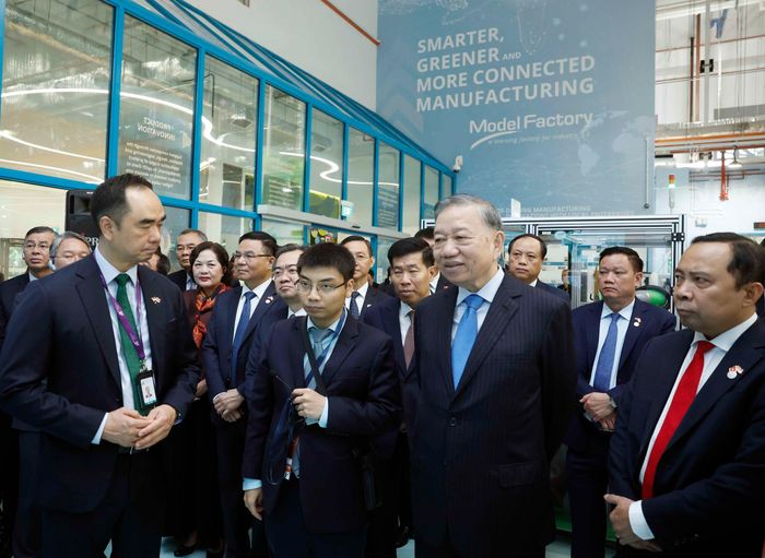 Tổng Bí thư, Chủ tịch nước Tô Lâm thăm Nhà máy mẫu cho công nghệ sản xuất tiên tiến của Singapore