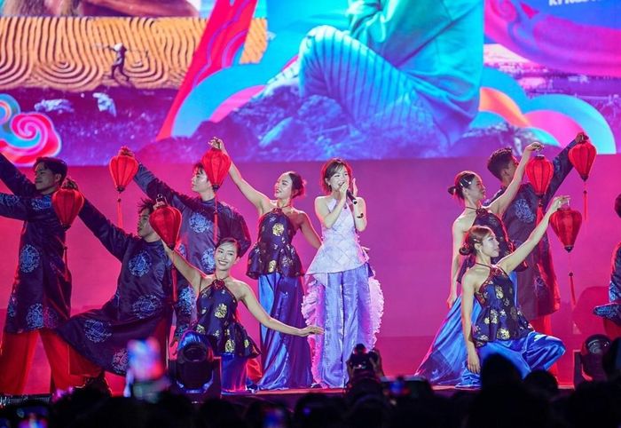 Biểu diễn nghệ thuật tại chương trình Vietnam Happy Fest 2025: Gala âm nhạc Việt Nam hạnh phúc. Ảnh: Khánh Hòa - TTXVN