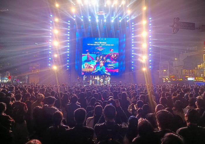 Đêm nhạc "Vietnam Happy Fest 2025: Gala âm nhạc Việt Nam hạnh phúc" thu hút sự quan tâm của đông đảo người dân và du khách. Ảnh: Khánh Hòa - TTXVN