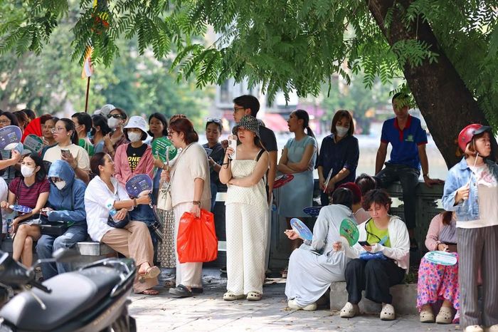 Phụ huynh đợi thí sinh bên ngoài điểm thi Trường THPT Trần Nhân Tông