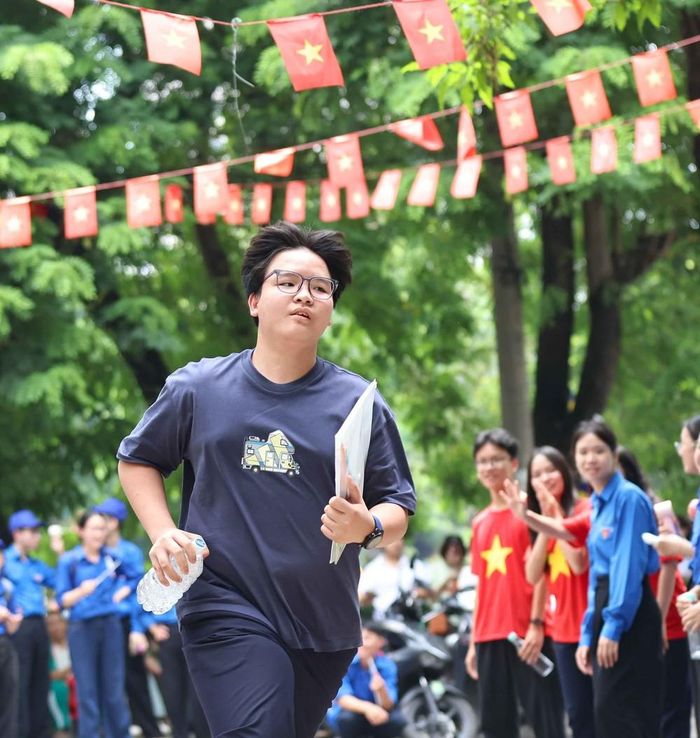 Thí sinh tới điểm thi Trường THPT Trần Nhân Tông để thi môn Ngoại ngữ