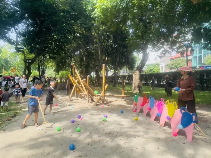 Các chú bé tập trung "đánh bóng vào ổ chuột" trong chương trình trải nghiệm văn hóa “Một ngày rong chơi”
