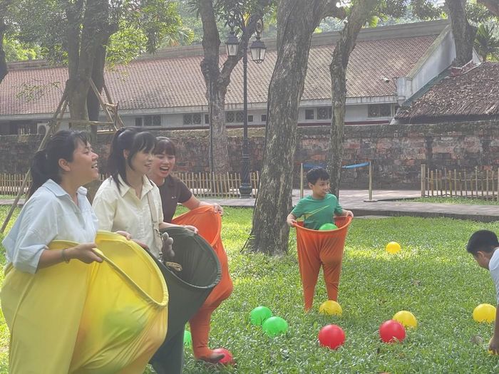 Trò chơi trẻ con, nụ cười người lớn tại “Một ngày rong chơi”